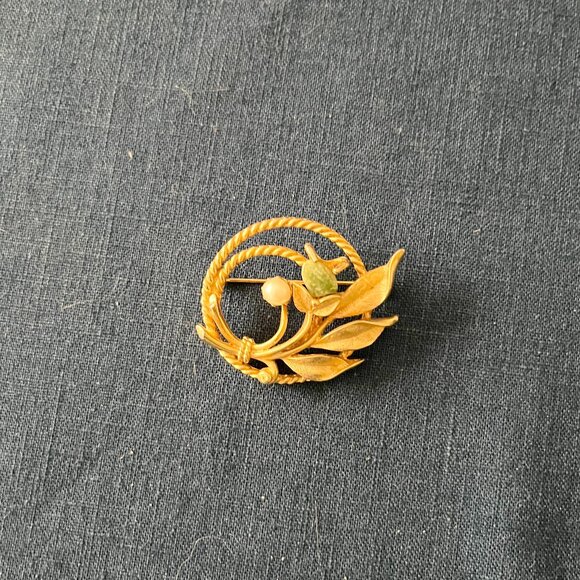 Jewelry - Vintage Circular ‘Floral’ Gold Tone/Faux Pearl/Green Polished ‘Stone’ Pin